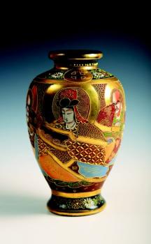 A vase with a geisha and wizards A vase with a geisha and wizards