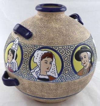 Large Art Nouveau vase with portraits - Imperial A Large Art Nouveau vase with portraits - Imperial A